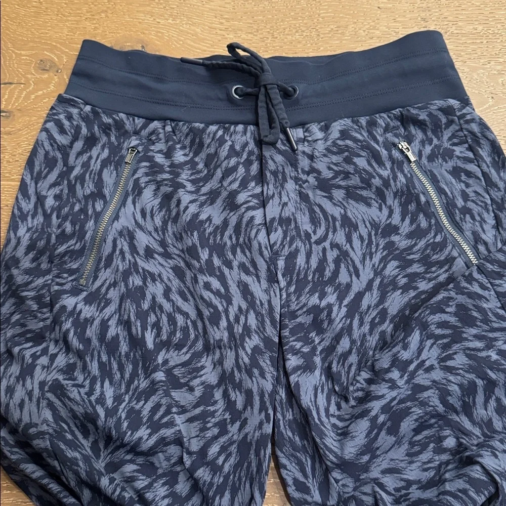 Athleta Trekkie North Printed Crop Jogger Size 4 blue Athleisure Pants - Picture 4 of 9